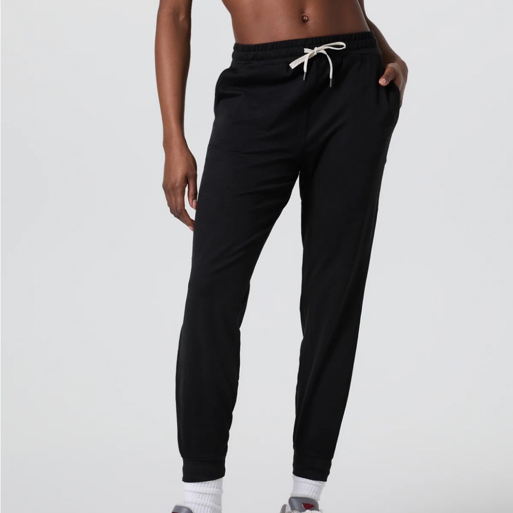 Vuori performance jogger in size M
